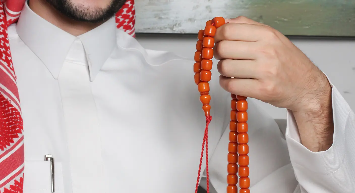 راهي أصالة التراث وفخامة السبح والأطياب
